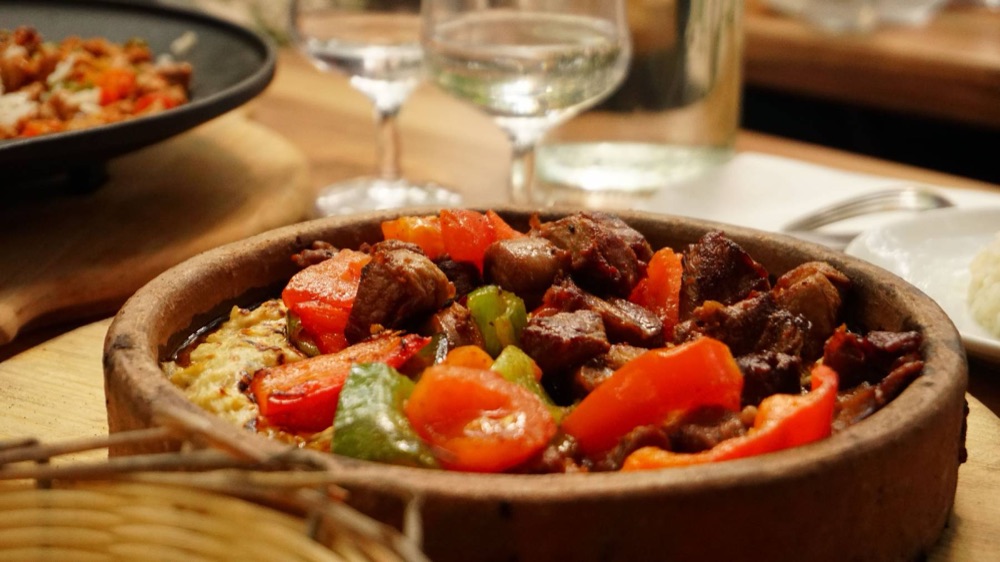Plat mijoté servi en terre cuite chez Semazen